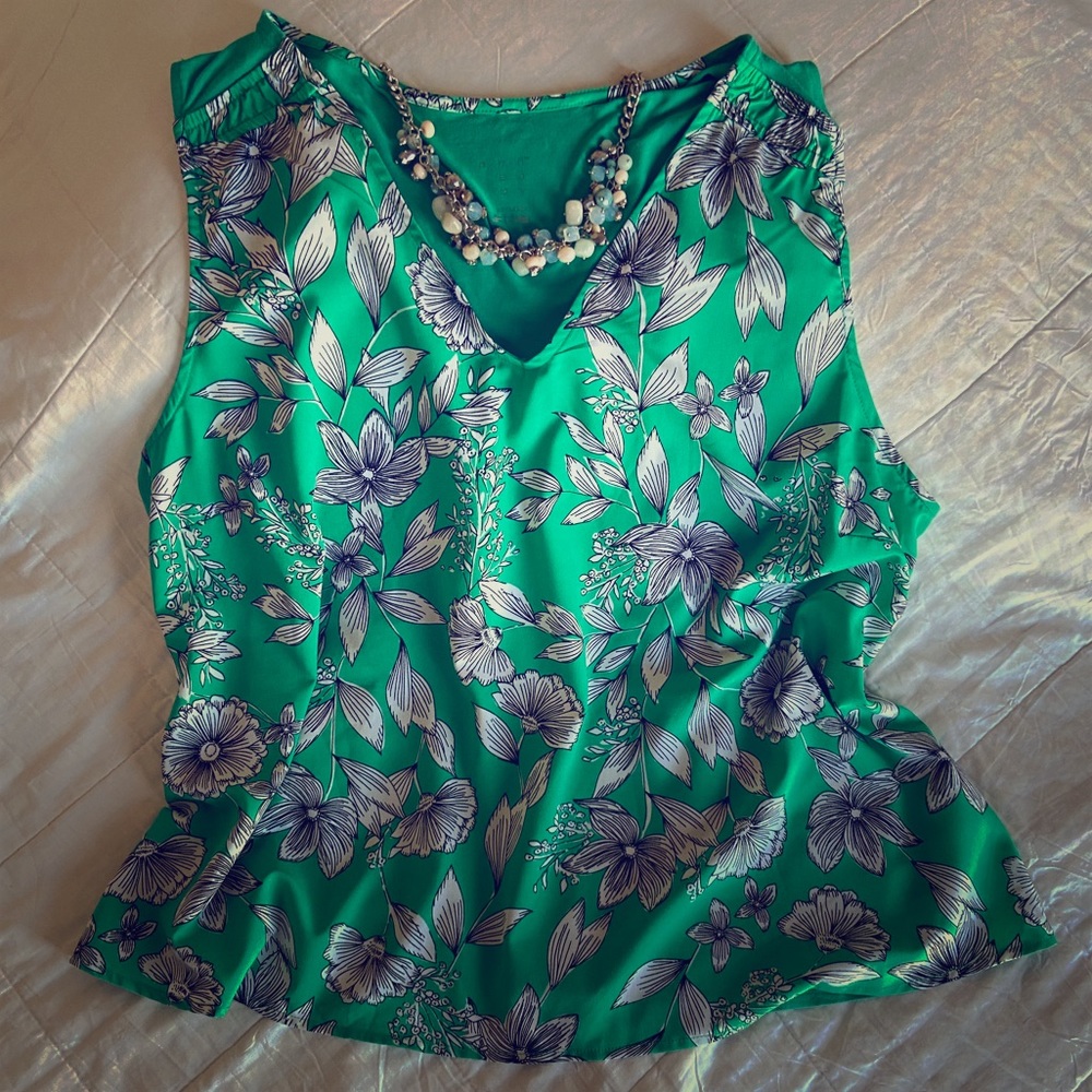 A NEW DAY green floral sleeveless blouse